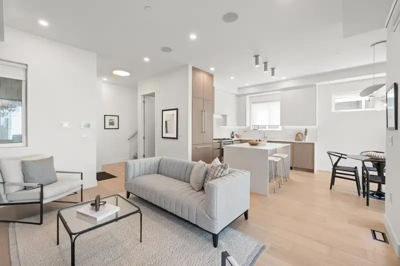 2 625 E 24TH AVENUE - photo 4 of 33