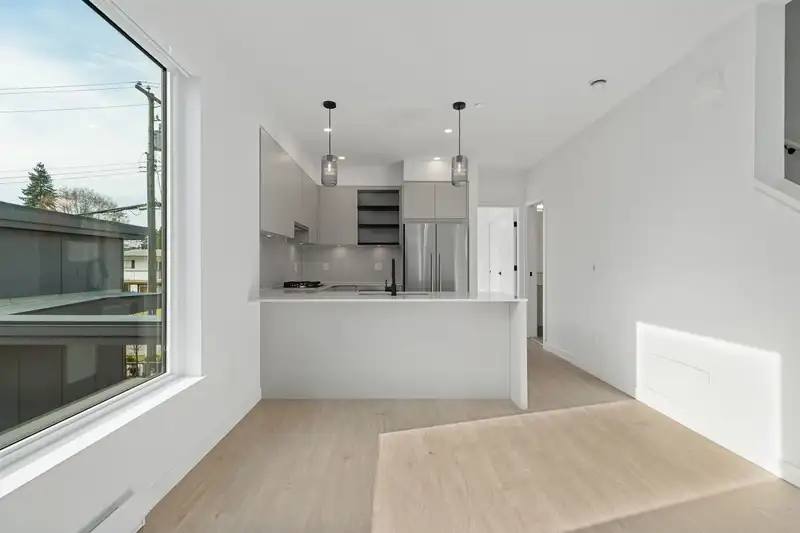 208 921 GRANT STREET - photo 1 of 16