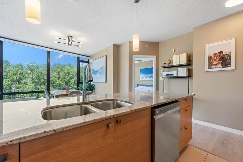 704 110 BREW STREET - photo 2 of 25