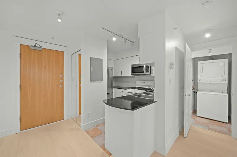 2501 63 KEEFER PLACE - photo 2 of 25