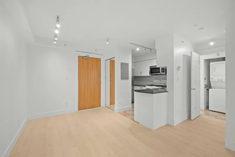 2501 63 KEEFER PLACE - photo 3 of 25