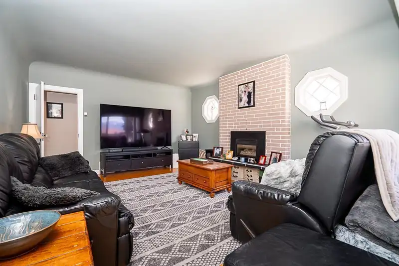 2964 E 4TH AVENUE - photo 4 of 23