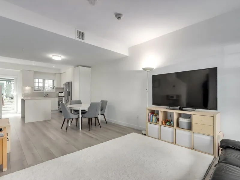 114 678 FAIRVIEW STREET - photo 2 of 25