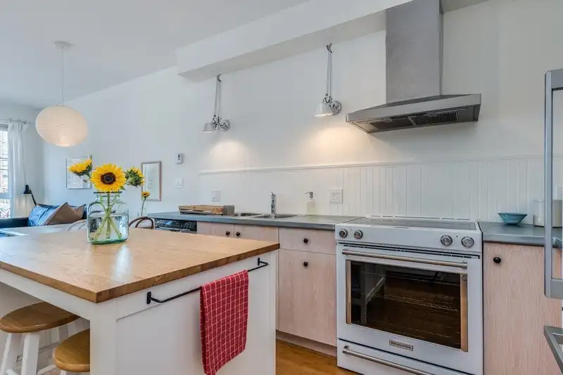 208 205 E 10TH AVENUE - photo 1 of 39