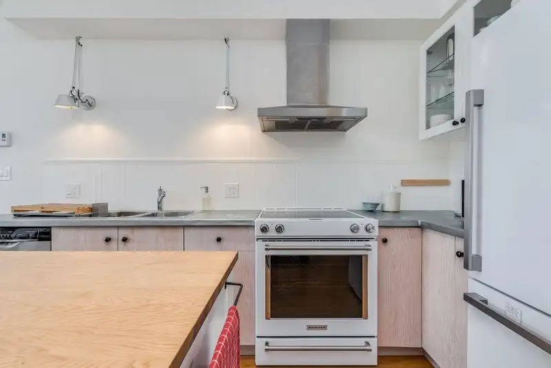 208 205 E 10TH AVENUE - photo 2 of 39