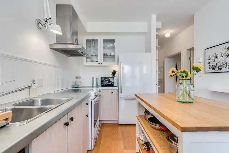 208 205 E 10TH AVENUE - photo 3 of 39
