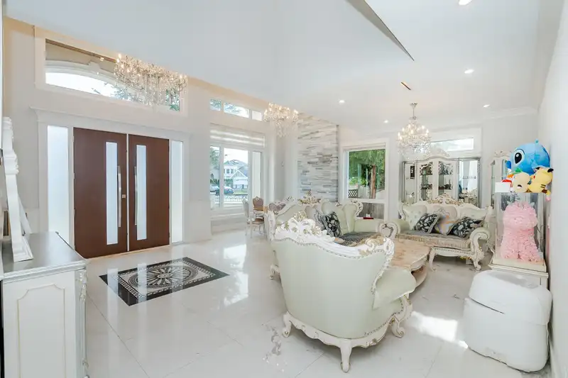6011 TAKLA PLACE - photo 4 of 40