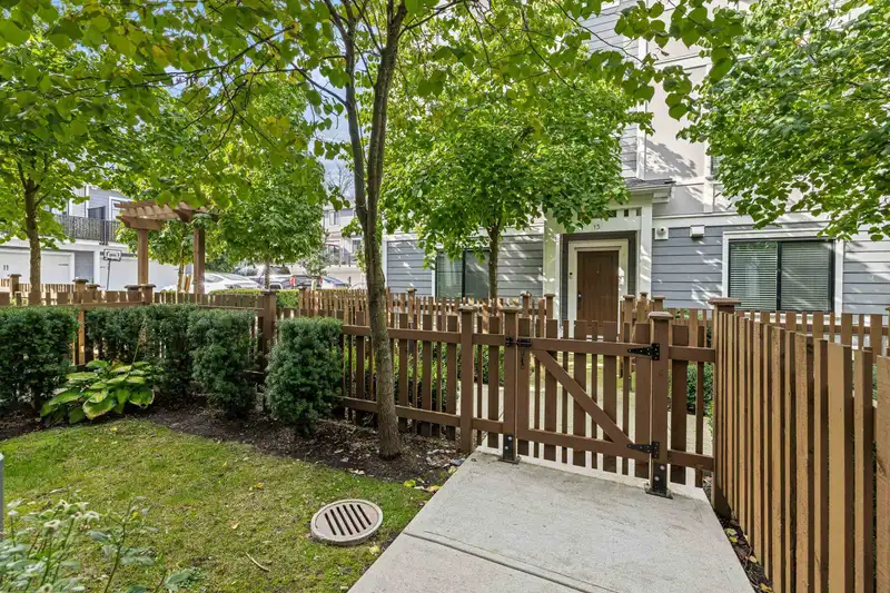 23 19133 73 AVENUE - photo 2 of 35