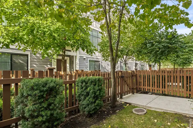 23 19133 73 AVENUE - photo 3 of 35