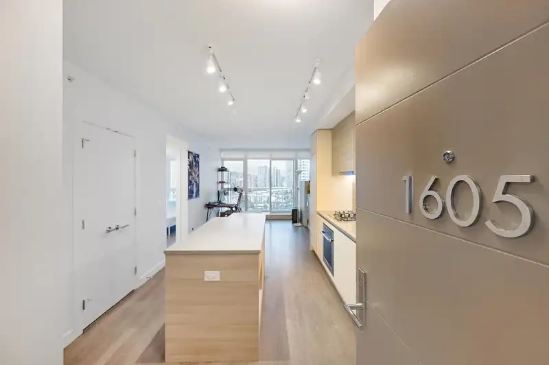 1605 525 FOSTER AVENUE - photo 1 of 20