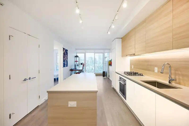1605 525 FOSTER AVENUE - photo 2 of 20