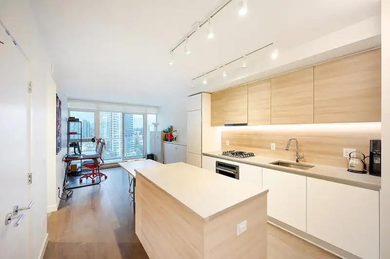 1605 525 FOSTER AVENUE - photo 3 of 20