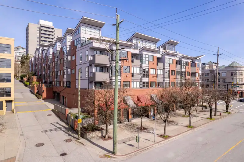 203 305 LONSDALE AVENUE - photo 1 of 30
