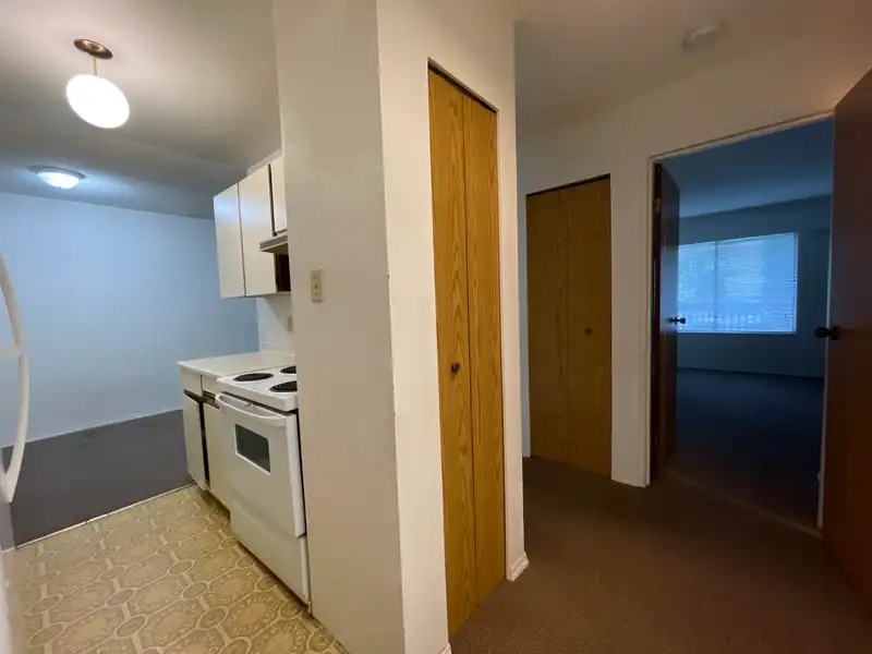208 10061 150TH STREET - photo 2 of 14