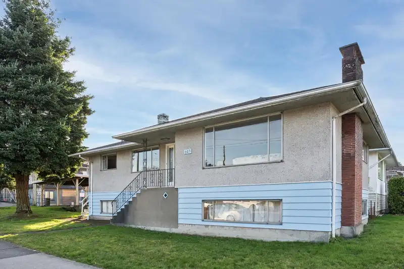 925 NANAIMO STREET - photo 2 of 34