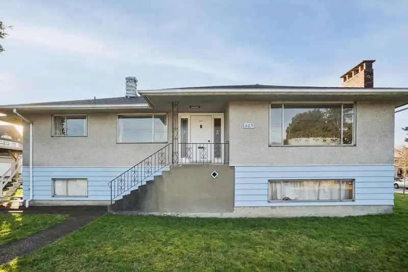 925 NANAIMO STREET - photo 3 of 34