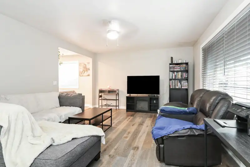 17163 58 AVENUE - photo 4 of 30