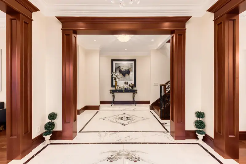 5376 CONNAUGHT DRIVE - photo 2 of 25