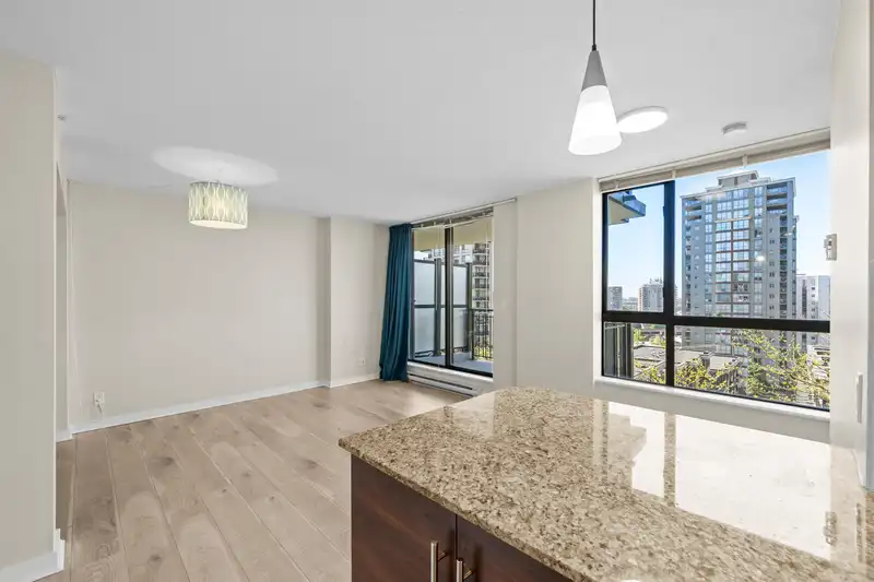 302 814 ROYAL AVENUE - photo 1 of 33