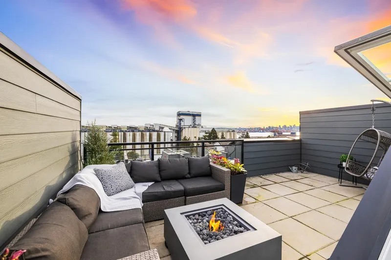 444 545 E 2ND STREET - photo 2 of 25