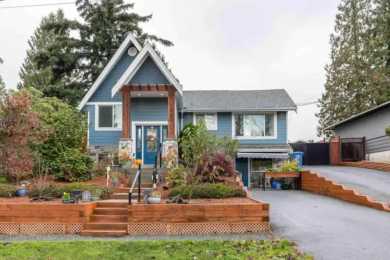 1825 DAHL CRESCENT - photo 1 of 39