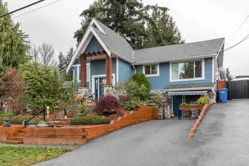 1825 DAHL CRESCENT - photo 2 of 39