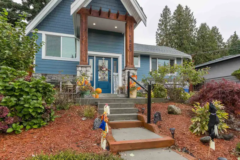 1825 DAHL CRESCENT - photo 3 of 39