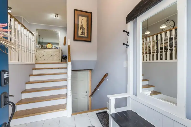 1825 DAHL CRESCENT - photo 4 of 39