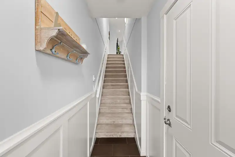 16 18983 72A AVENUE - photo 3 of 39
