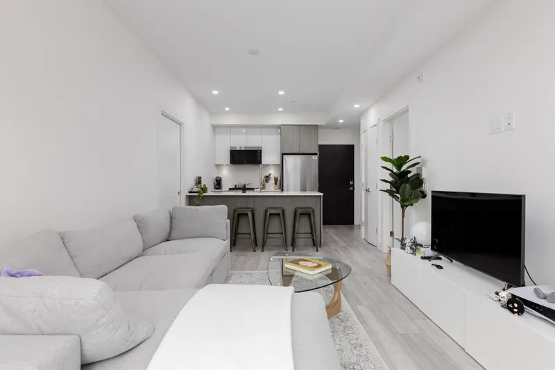 204 979 E 19TH AVENUE - photo 3 of 15