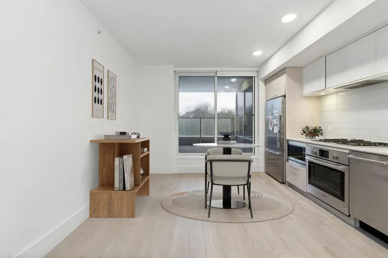 707 680 SEYLYNN CRESCENT - photo 3 of 25