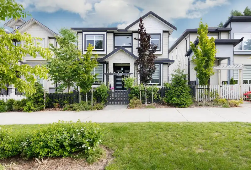 20556 72 AVENUE - photo 1 of 35