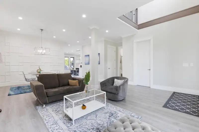 20556 72 AVENUE - photo 3 of 35