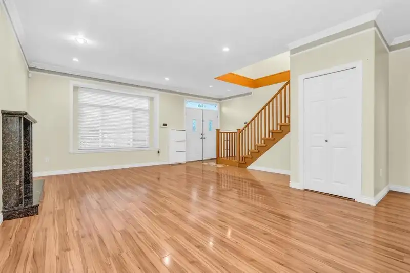 7158 STRIDE AVENUE - photo 3 of 17