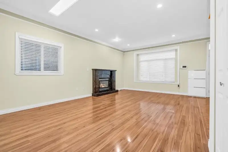 7158 STRIDE AVENUE - photo 4 of 17