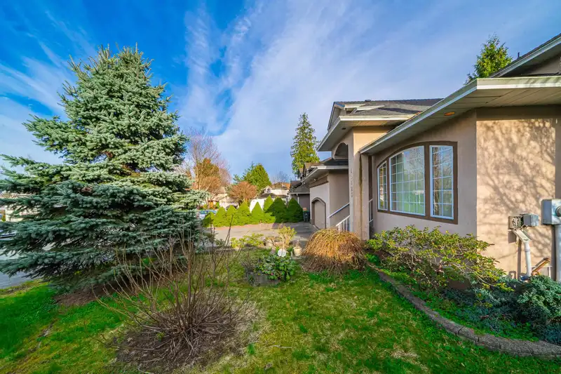 10123 157 STREET - photo 3 of 30