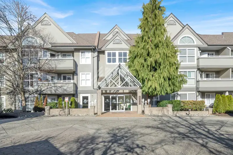 212 6557 121 STREET - photo 1 of 34