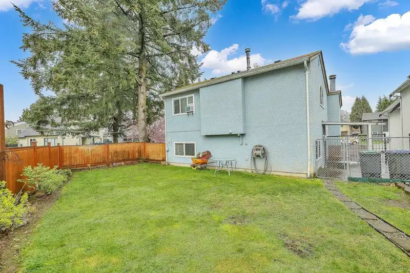 12902 72A AVENUE - photo 3 of 23