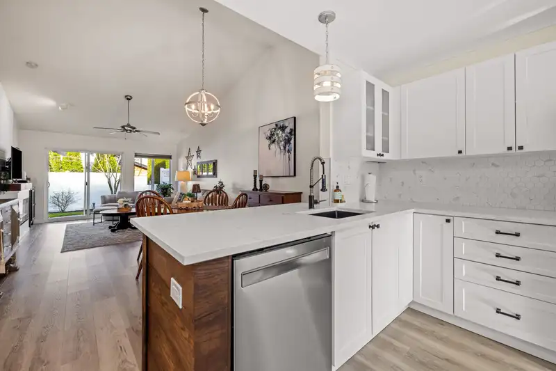 60 17516 4 AVENUE - photo 1 of 38