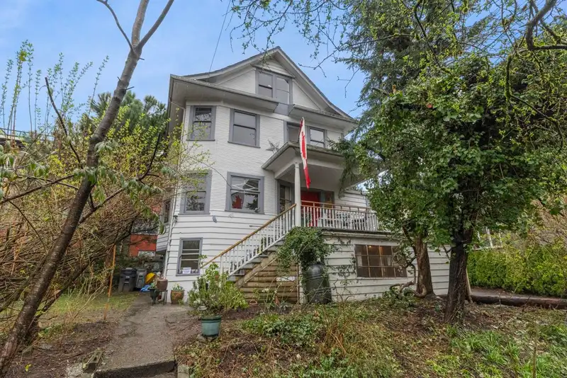 520 SALSBURY DRIVE - photo 1 of 32