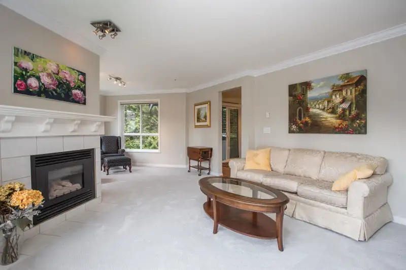 311 15555 16 AVENUE - photo 3 of 28