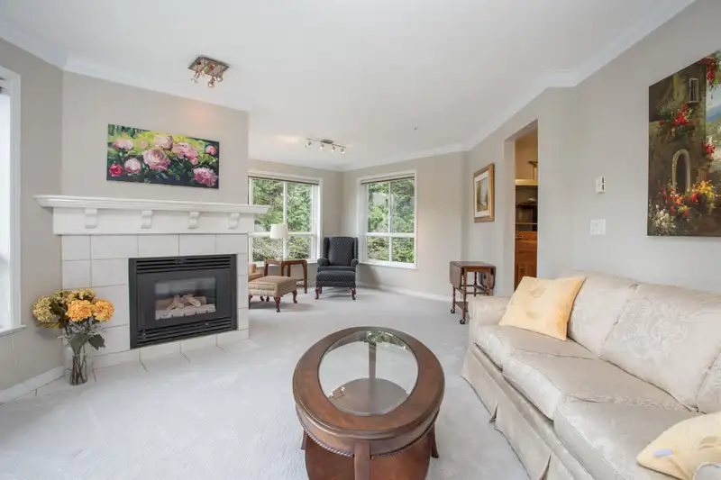 311 15555 16 AVENUE - photo 4 of 28