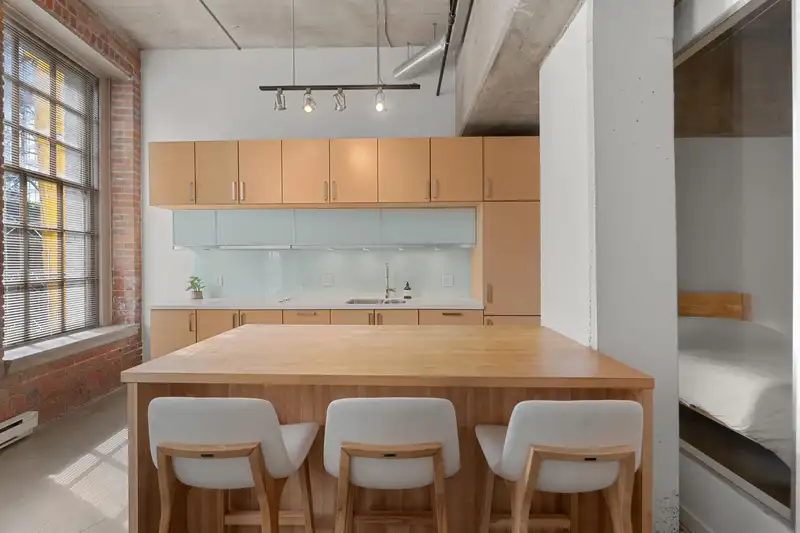 103 546 BEATTY STREET - photo 2 of 26