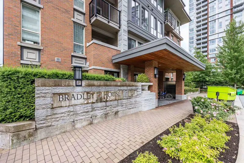 105 1135 WINDSOR MEWS - photo 2 of 25