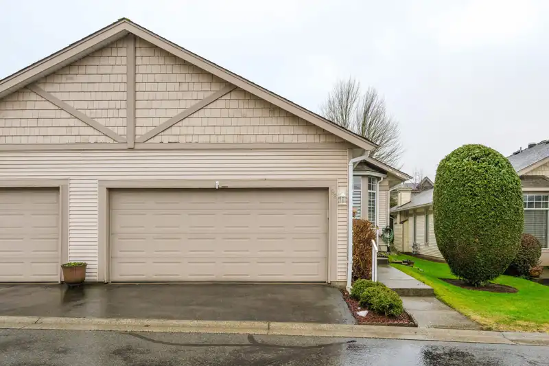 98 9012 WALNUT GROVE DRIVE - photo 2 of 39