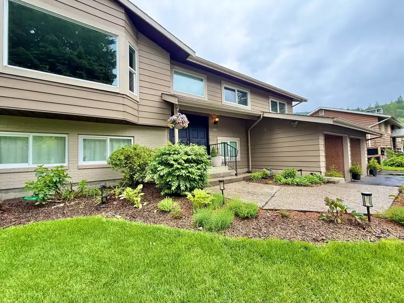 21224 MOUNTVIEW CRESCENT - photo 1 of 36