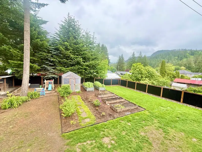 21224 MOUNTVIEW CRESCENT - photo 2 of 36