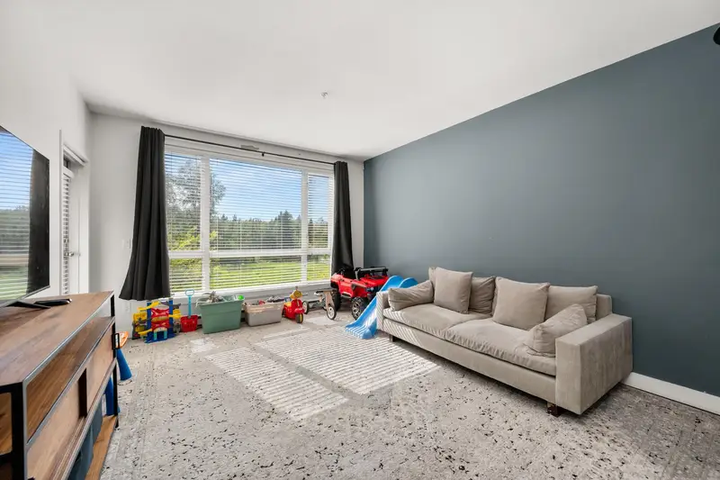 303 14333 104 AVENUE - photo 2 of 24