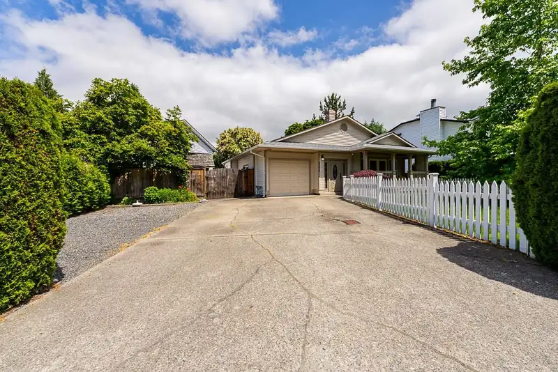 9236 209A CRESCENT - photo 2 of 35