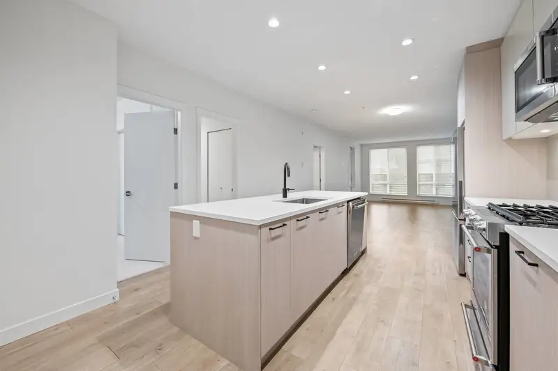 203 707 COMO LAKE AVENUE - photo 2 of 25